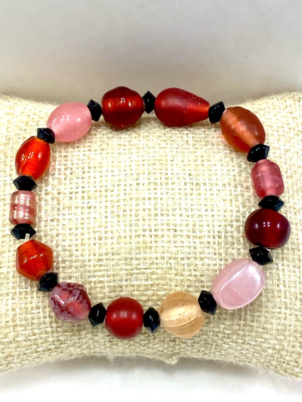 VTG Eclectic Red & Pink Art Glass Stretch Bracelet Multi-Shape Lampwork Style